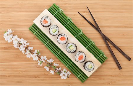 simsearch:400-08072780,k - Sushi set with fresh sakura branch over bamboo table Stockbilder - Microstock & Abonnement, Bildnummer: 400-07571540