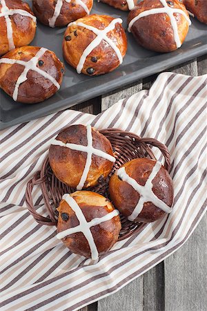 simsearch:400-07578061,k - Easter hot cross buns in a basket Foto de stock - Royalty-Free Super Valor e Assinatura, Número: 400-07571768