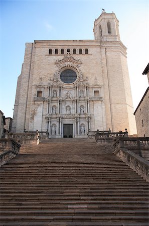 simsearch:400-06201865,k - View of Gerona Cathedral with big staircase at dawn, Spain Fotografie stock - Microstock e Abbonamento, Codice: 400-07572020