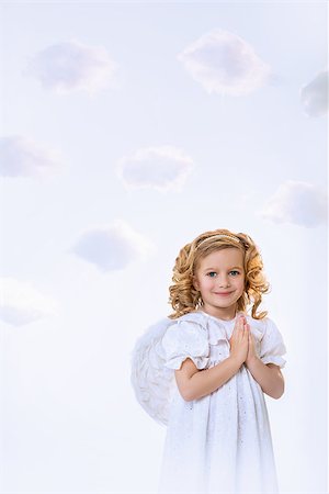 photos of little girl praying - Girl angel with wings in studio Foto de stock - Super Valor sin royalties y Suscripción, Código: 400-07572199