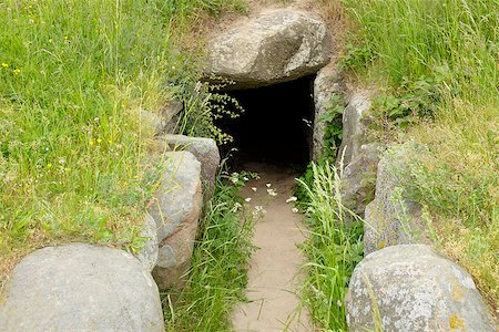 drenthe - Grassy entrance of a prehistoric grave Foto de stock - Royalty-Free Super Valor e Assinatura, Número: 400-07572897