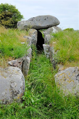 drenthe - Grassy entrance of a prehistoric grave Foto de stock - Royalty-Free Super Valor e Assinatura, Número: 400-07572898