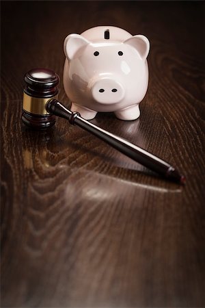 simsearch:400-05358699,k - Gavel and Piggy Bank on Wooden Table. Photographie de stock - Aubaine LD & Abonnement, Code: 400-07573274