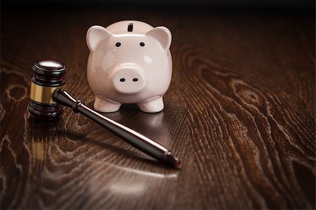 simsearch:400-05358699,k - Gavel and Piggy Bank on Wooden Table. Photographie de stock - Aubaine LD & Abonnement, Code: 400-07573275