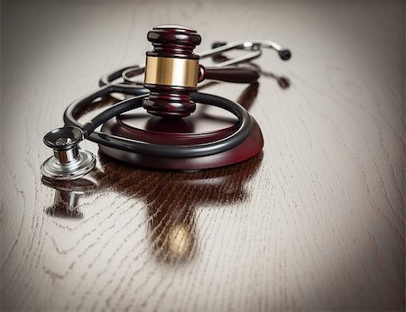 simsearch:400-05358699,k - Gavel and Stethoscope on Reflective Wooden Table. Photographie de stock - Aubaine LD & Abonnement, Code: 400-07573277