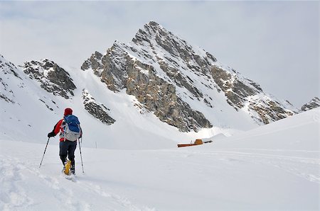 View of beautiful view of Carpathian mountains with snowshoeing tourist in the foreground. Foto de stock - Royalty-Free Super Valor e Assinatura, Número: 400-07573413