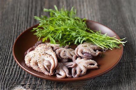 slime - Octopus and green salad in a bowl on a wooden table Photographie de stock - Aubaine LD & Abonnement, Code: 400-07580156