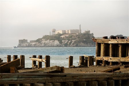 simsearch:400-04808154,k - Alcatraz Federal Penitentiary in the San Fransisco Bay, California Fotografie stock - Microstock e Abbonamento, Codice: 400-07580547