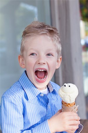 excited little boy eating ice-cream Photographie de stock - Aubaine LD & Abonnement, Code: 400-07580592