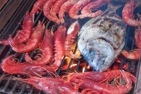 Seabream with shrimps on a grill barbecue Stockbilder - Microstock & Abonnement, Bildnummer: 400-07580716