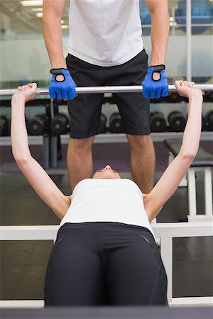 posição - Fit woman lifting barbell with her trainer spotting at the gym Foto de stock - Royalty-Free Super Valor e Assinatura, Número: 400-07583187