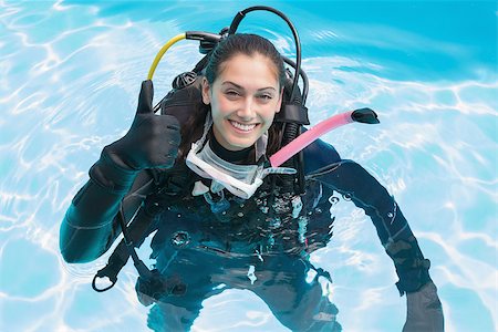 simsearch:400-07583483,k - Smiling woman on scuba training in swimming pool showing thumbs up on a sunny day Foto de stock - Royalty-Free Super Valor e Assinatura, Número: 400-07583471