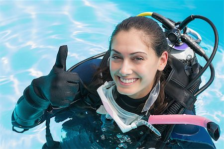 simsearch:400-07583483,k - Smiling woman on scuba training in swimming pool showing thumbs up on a sunny day Foto de stock - Royalty-Free Super Valor e Assinatura, Número: 400-07583472