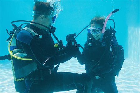 simsearch:400-07583483,k - Man proposing marriage to his shocked girlfriend underwater in scuba gear on their holidays Foto de stock - Royalty-Free Super Valor e Assinatura, Número: 400-07583505