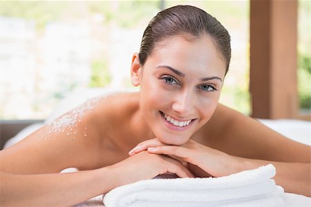 Beautiful smiling brunette lying on massage table with salt scrub on back in the health spa Photographie de stock - Aubaine LD & Abonnement, Code: 400-07583516