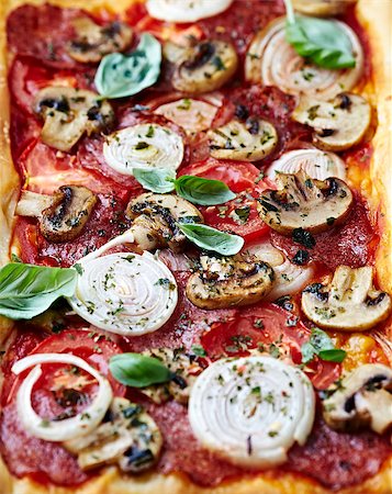 simsearch:400-04539943,k - Rustic Pizza with Salami,Tomato, Onion and Mushrooms Stockbilder - Microstock & Abonnement, Bildnummer: 400-07614177