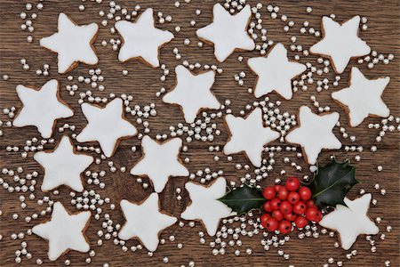 simsearch:400-07614271,k - Christmas star gingerbread biscuits with holly and silver balls over old oak wood background Foto de stock - Royalty-Free Super Valor e Assinatura, Número: 400-07614240