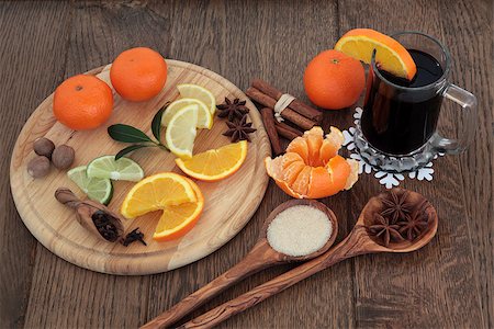 simsearch:400-06464230,k - Christmas mulled wine ingredients of citrus fruit and spices over oak background. Foto de stock - Royalty-Free Super Valor e Assinatura, Número: 400-07614250