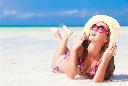 long haired girl in bikini on tropical beach Foto de stock - Royalty-Free Super Valor e Assinatura, Número: 400-07614326