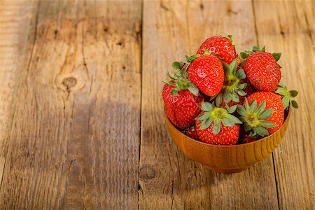 fresh strawberries in wood bowl on old wooden background Foto de stock - Super Valor sin royalties y Suscripción, Código: 400-07614333