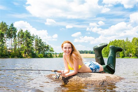 pescatrice - young woman fishing in pond during summer Fotografie stock - Microstock e Abbonamento, Codice: 400-07615042
