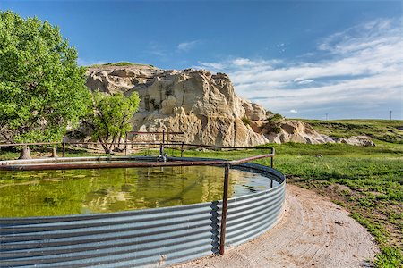 pixelsaway (artist) - cattle water tank and rock cliff,  Pawnee Grassland in northern Colorado Foto de stock - Royalty-Free Super Valor e Assinatura, Número: 400-07615184