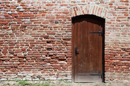 simsearch:400-04693739,k - Old brown brick wall with a wooden door Photographie de stock - Aubaine LD & Abonnement, Code: 400-07615699