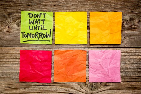 posposición - do not wait until tomorrow - motivational reminder - handwriting on sticky note against grained wood Foto de stock - Super Valor sin royalties y Suscripción, Código: 400-07615835