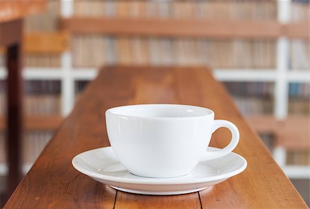 White coffee cup on wooden table, stock photo Photographie de stock - Aubaine LD & Abonnement, Code: 400-07616815
