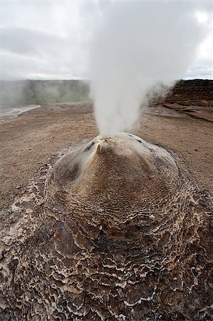 simsearch:400-04839330,k - Fumarole in the geothermal area Hveravellir, central Iceland. The area around is layered and cracked. Foto de stock - Royalty-Free Super Valor e Assinatura, Número: 400-07616860