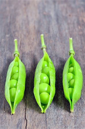 simsearch:400-05705062,k - Green ripe pea vegetable isolated on old wooden background Photographie de stock - Aubaine LD & Abonnement, Code: 400-07617422
