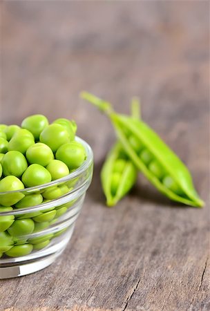 simsearch:400-04785141,k - Fresh peas isolated on old wooden background Stock Photo - Budget Royalty-Free & Subscription, Code: 400-07617423