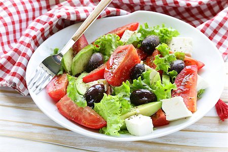 simsearch:400-04304448,k - Mediterranean salad with black olives, lettuce, cheese and tomatoes Photographie de stock - Aubaine LD & Abonnement, Code: 400-07618505