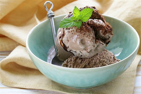 simsearch:400-06701009,k - Delicious fresh homemade chocolate ice cream - summer dessert Foto de stock - Royalty-Free Super Valor e Assinatura, Número: 400-07618506