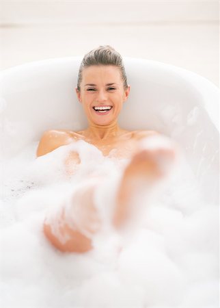 simsearch:400-07304840,k - Happy young woman playing with foam in bathtub Stockbilder - Microstock & Abonnement, Bildnummer: 400-07618655