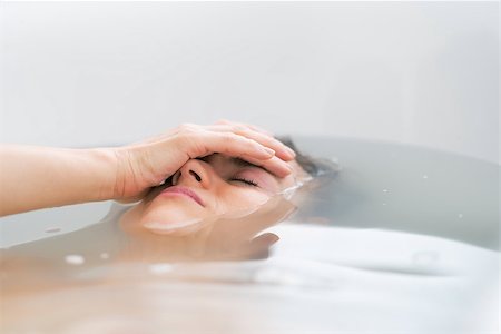 person laying in a tub - Frustrated young woman laying in bathtub Stock Photo - Budget Royalty-Free & Subscription, Code: 400-07618690