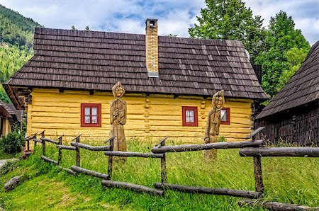 View of traditional village house and wooded statues, Vlkolinec, Slovakia Foto de stock - Super Valor sin royalties y Suscripción, Código: 400-07619107