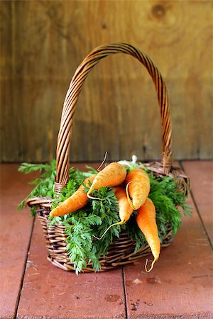 simsearch:400-07982459,k - fresh organic carrots with green leaves on a wooden background Photographie de stock - Aubaine LD & Abonnement, Code: 400-07619522