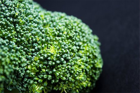 simsearch:400-07822704,k - Fresh broccoli on black background. Photographie de stock - Aubaine LD & Abonnement, Code: 400-07613337