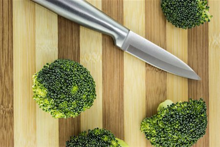 simsearch:400-07822704,k - Fresh broccoli on wood with knife. Photographie de stock - Aubaine LD & Abonnement, Code: 400-07613338