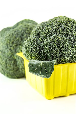 simsearch:400-07822704,k - Fresh broccoli on white background. Photographie de stock - Aubaine LD & Abonnement, Code: 400-07613368