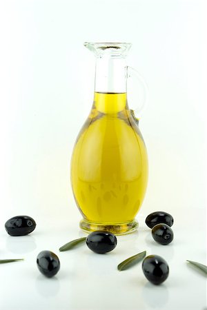 simsearch:400-04598775,k - olives and a bottle of olive oil with olive leaves. Photographie de stock - Aubaine LD & Abonnement, Code: 400-07613379