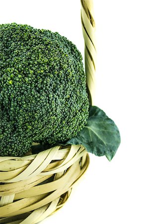simsearch:400-07822704,k - Fresh broccoli in Straw basket on white background. Photographie de stock - Aubaine LD & Abonnement, Code: 400-07613602