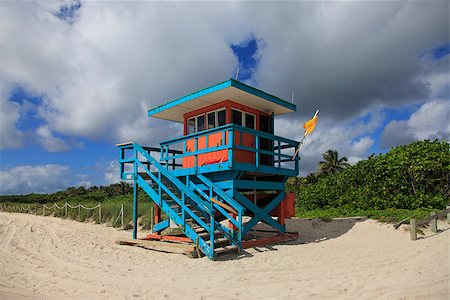 patrullando - Colorful lifeguard hut in popular South Beach in Miami. Foto de stock - Super Valor sin royalties y Suscripción, Código: 400-07624112