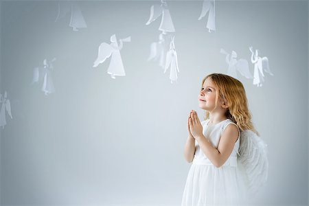 photos of little girl praying - Little girl with wings in the studio Foto de stock - Super Valor sin royalties y Suscripción, Código: 400-07624365