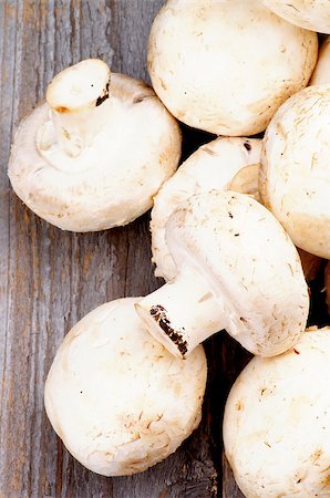 simsearch:400-07625359,k - Heap of Big Raw Freshly Picked Champignons on Rustic Wooden background. Top View Photographie de stock - Aubaine LD & Abonnement, Code: 400-07625350