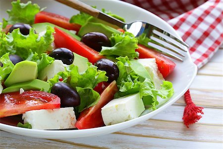 simsearch:400-06391350,k - Mediterranean salad with black olives, lettuce, cheese and tomatoes Photographie de stock - Aubaine LD & Abonnement, Code: 400-07625442