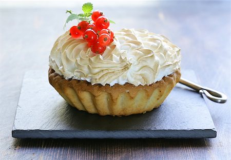 simsearch:400-06946823,k - tart with lemon cream and meringue decorated with currants Fotografie stock - Microstock e Abbonamento, Codice: 400-07625507