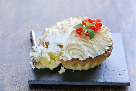 simsearch:400-05341443,k - tart with lemon cream and meringue decorated with currants Stockbilder - Microstock & Abonnement, Bildnummer: 400-07625508