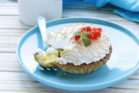 simsearch:400-06946823,k - tart with lemon cream and meringue decorated with currants Fotografie stock - Microstock e Abbonamento, Codice: 400-07625509